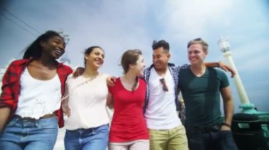 bir gün deniz kenarında harcama arkadaş