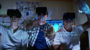 bilgisayar oyun oyuna dalmış