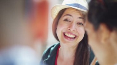 Açık kafede sohbet arkadaş