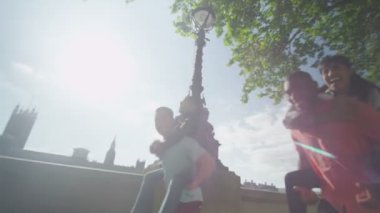 arkadaşlar sırtıma yarışları oynama