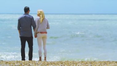 plajda çift öpücük