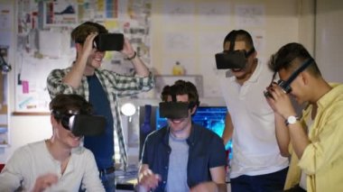  sanal gerçeklik izleyiciler çalışırken programcılar