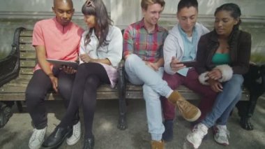 arkadaşlar açık havada teknolojisi kullanarak