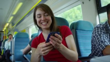  Akıllı telefona bakan arkadaşlar