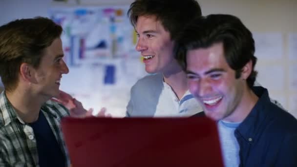 programmeurs travaillant ensemble donnent un haut cinq 