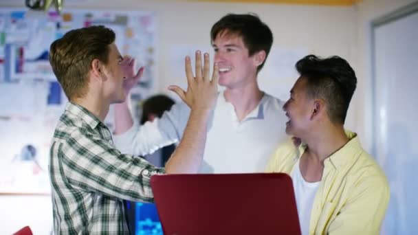 programmeurs travaillant ensemble donnent un haut cinq 