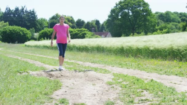 WOMAN WALKING в COUNTRYSIDE — стокове відео