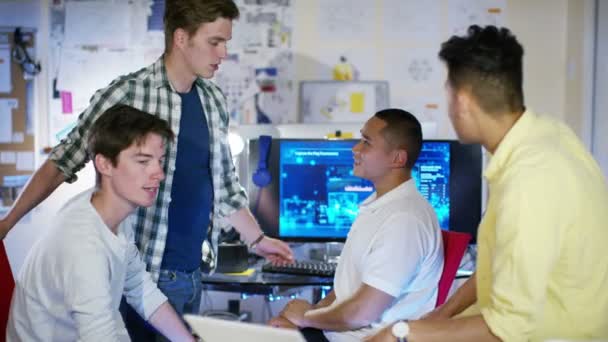 Programmeurs d'ordinateurs travaillant dans le bureau 