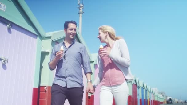 Casal comer sorvete — Vídeo de Stock