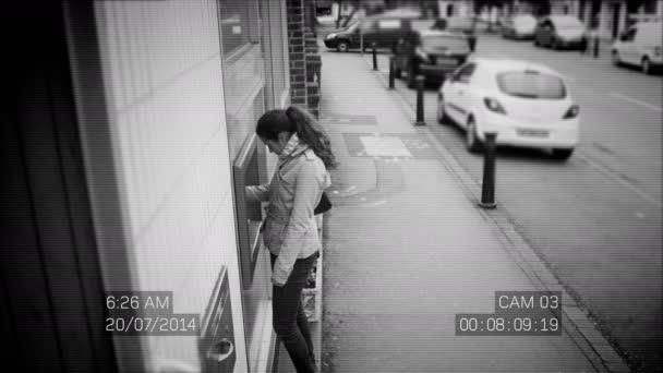 Kvinnan tar kontanter från en uttagsautomat. — Stockvideo