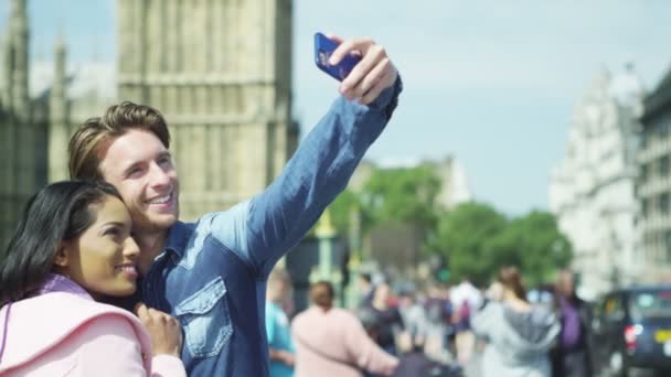 Couple pose pour un selfie — Video