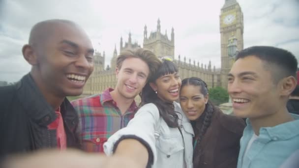 Amigos posar para tirar uma selfie — Vídeo de Stock