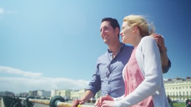 Casal olhar para fora em vista na cidade à beira-mar — Vídeo de Stock
