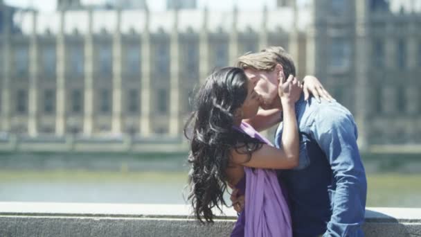 Szexi pár csókolózás — Stock videók