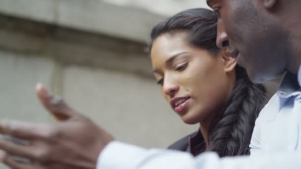 Couple utilisant une tablette numérique dans la ville 