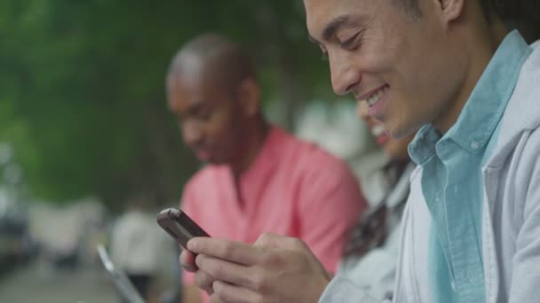  Amis utilisant des smartphones à l'extérieur 