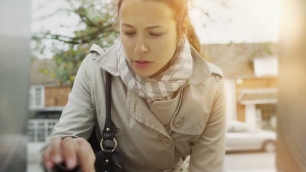 Жінка використовує банкомат — стокове відео