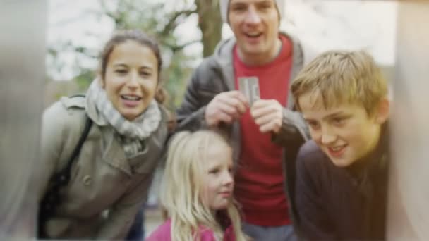 Familie tekenen van geld uit een ATM-machine — Stockvideo