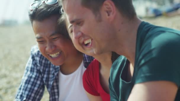 amis utilisant une tablette informatique  