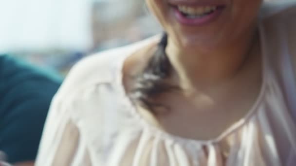 amis utilisant une tablette informatique 