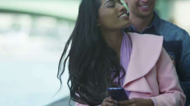 Couple pose pour un selfie dans la ville — Video