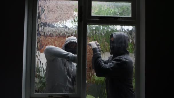 Inbrekers aangaan van een slachtoffer huis — Stockvideo