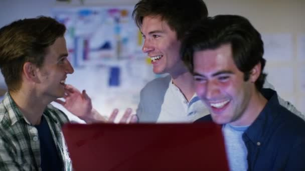 programmeurs travaillant ensemble donnent un haut cinq 