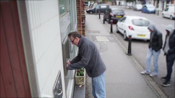 Hanar efter en man tagit som kontanter — Stockvideo