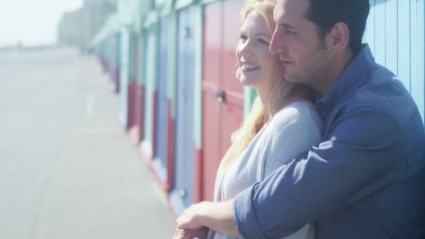 Plaj kulübe önünde duran aşıkları — Stok video