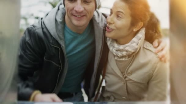 Couple prenant de l'argent de la machine ATM — Video