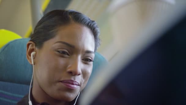 Mujer relajante con auriculares y tableta — Vídeos de Stock