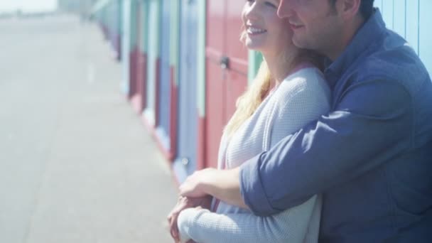 Plaj kulübe önünde duran aşıkları — Stok video