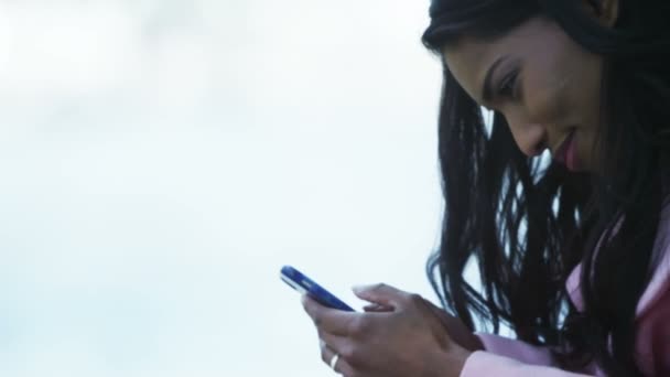 Vrouw op zoek naar mobiele telefoon — Stockvideo