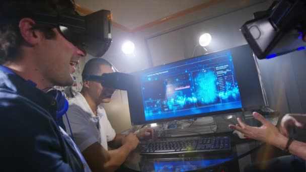 Los jugadores eliminan los espectadores de realidad virtual después del juego — Vídeo de stock