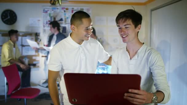 Programmeurs d'ordinateurs travaillant dans le bureau 