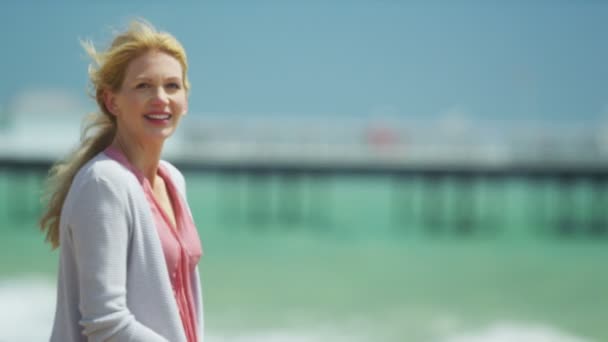 女人独自站在沙滩上 — 图库视频影像