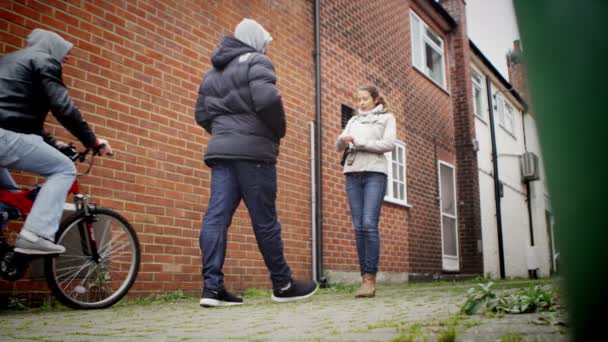 Vrouw aangevallen door gemaskerde boeven — Stockvideo