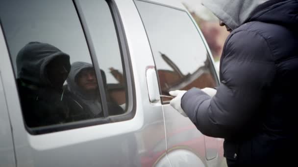 Criminal utiliza destornillador para entrar en un coche — Vídeo de stock