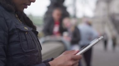 tablet bilgisayar kullanan kadın