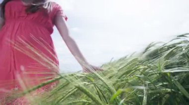 kadın unning eline otlar