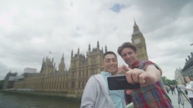 arkadaşlar bir selfie almak için poz