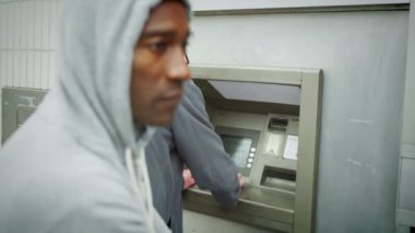 karakter beklediği erkeğin arkasında para alır