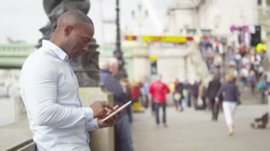  Dijital tablet kullanan adam