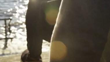 bir nehir kenarında oturan erkek