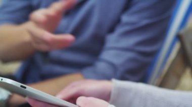 Tablet bilgisayar gülüyor ile Çift