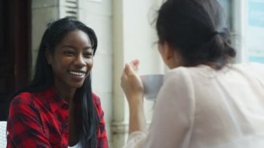  Açık kafede sohbet arkadaş 