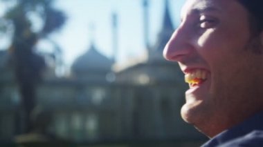 Çift bir parkta sakin ol.