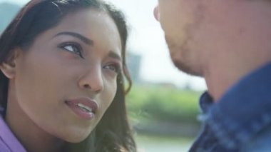 Birbirlerinin gözlerine bakıyor Çift