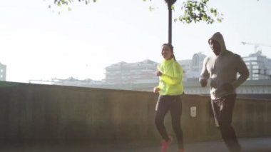 birlikte çalışan kadın ve erkek 