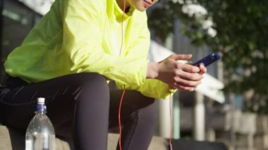  Kulaklıklı kadın müzik dinliyor.